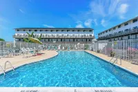 Lovely Renovated 2-Level Condo + Pool + Steps to the Beach! - Boutique
