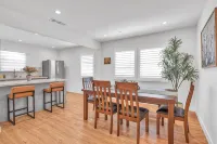 Glendora Route 66 Home Newly Renovated Spacious 4-bedroom with 6 bathrooms