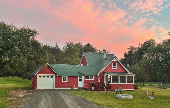 Charming Historic 4 Bdrm Farmhouse AC secluded, centrally located, fishing pond