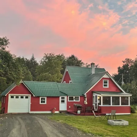Charming Historic 4 Bdrm Farmhouse AC secluded, centrally located, fishing pond Отели в г. Шенанго