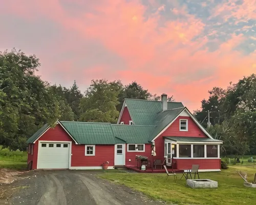 Charming Historic 4 Bdrm Farmhouse AC secluded, centrally located, fishing pond Hotels in Chenango County