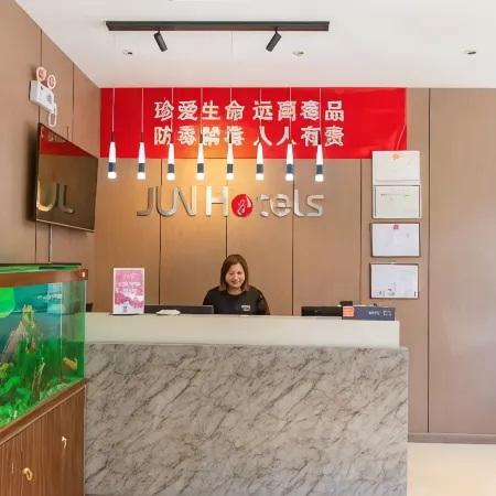 Junyi Chain Hotel (Luliang Zhongyang People's Hospital)