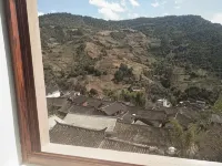 Nuodeng Ling'erling Hostel - con vista montagne