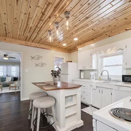 NEW LISTING charming 2 bedroom house walking distance to the beach and downtown