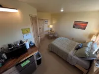 SANDPIPER  STUDIO, BEACH WALK INNRENT ALONE ORADD AS ACCESS TO THE BEACH SUITE