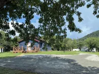 New Listing Cozy 2/2 with Distant Mtn. Views and Only 15 Min. from Blowing Rock. Hotels in Caldwell County