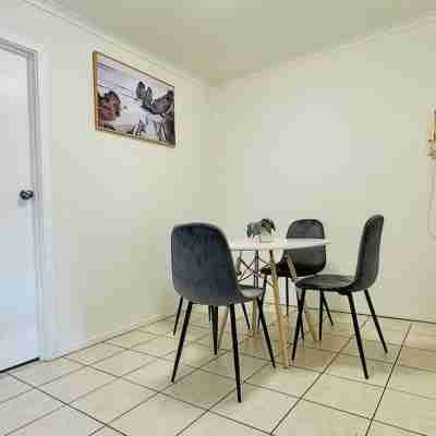 Cozy 2BR Retreat, 3-Minute Drive to Albury Airport Others