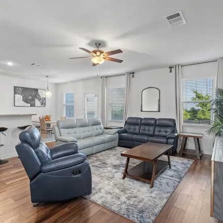 Uniquely styled Home 20mins to Austin -COTA -TESLA Отели в г. Манор