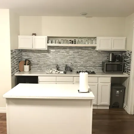 Stylish 1BR unit in Bedford, only 15 min to downtown Halifax. Near shopping area