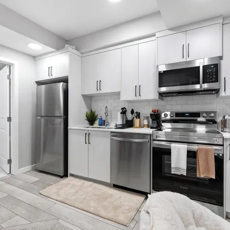 Modern & Cozy 1 Bedroom Suite in SouthWest Calgary - Free Parking + Fast Wifi