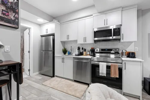 Modern & Cozy 1 Bedroom Suite in SouthWest Calgary - Free Parking + Fast Wifi - Bungalows