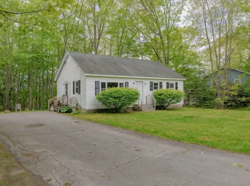 3-bedroom Cozy Home in Ellsworth with AC, WiFi