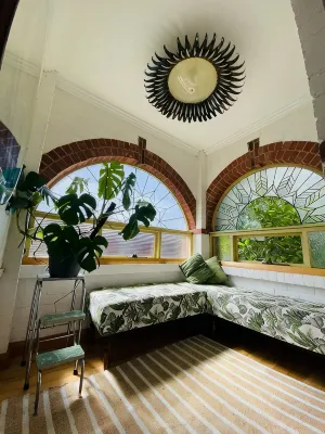 Arty Californian Bungalow Home in the Heart of Hobart - Bungalows