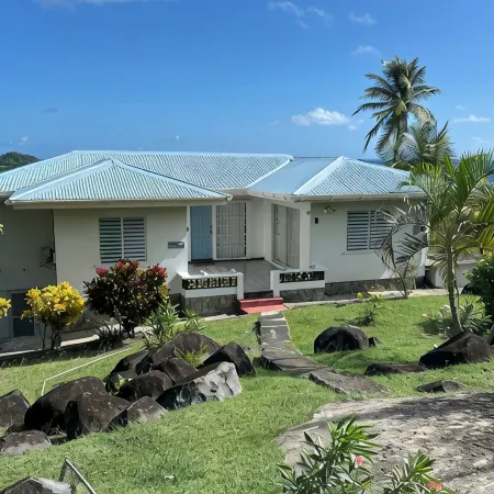 Tradewinds- quiet home overlooking the ocean