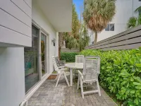 BEACH ACCESS MODERN TOWNHOUSE! Pool, Spa and Gym!