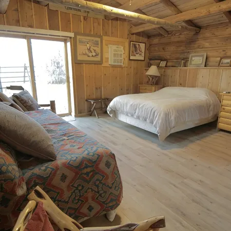 Large, Private & Charming retreat is ultimate upscale stay near Cody, Y.S. Park