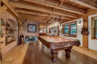 One of a kind gem- 2 rental units on 1.2 lakefront acres ideal for 2 families -  Privatzimmer