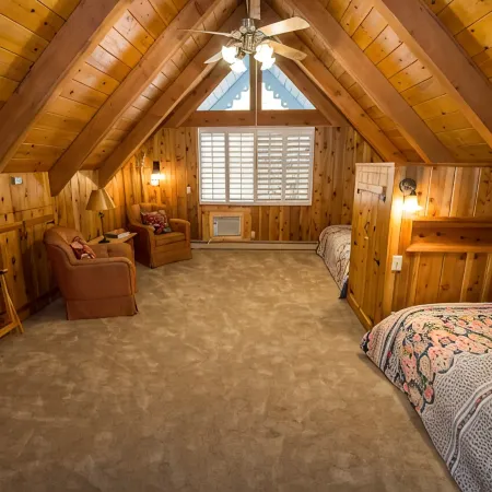 Yosemite Mountain Chalet with private sauna, decks, fireplace, air hockey & WiFi