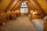 Yosemite Mountain Chalet with private sauna, decks, fireplace, air hockey & WiFi