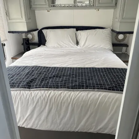 Cozy mobile home on the river in Benton City with WiFi and AC