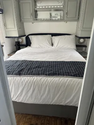 Cozy mobile home on the river in Benton City with WiFi and AC