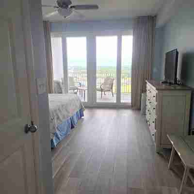 Lake Front-Private Beach Access- Golf - all within walking distance Rooms