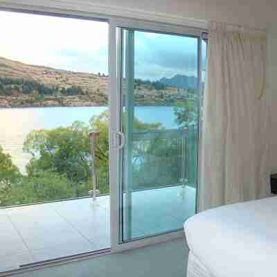 3 LEVEL LAKESIDE LUXURY, SPA BATH, INTERNAL GARAGE Rooms