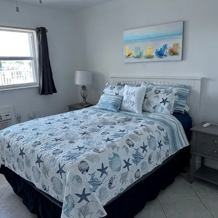Cozy 1 bedroom 1 bath condo minutes from Sombrero beach.