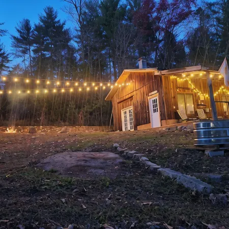 Cute cabin next to Pisgah National Forest; Hot tub Wi-Fi