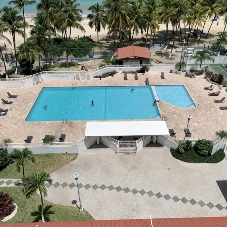 Breathtaking Ocean view 14th floor condo, 10 minutes from the airport