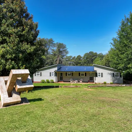 Lakefront Home, 6BR/4BA, Open Water/Dock. Sleeps 18. Boat Rental.