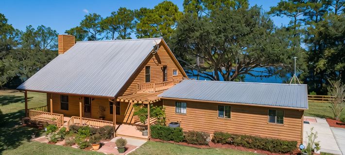 Private lakeside cabin with fire pit, GAME ROOM, kayaks. Hotele w: Putnam County