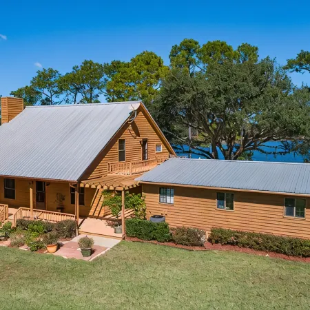 Private lakeside cabin with fire pit, GAME ROOM, kayaks.
