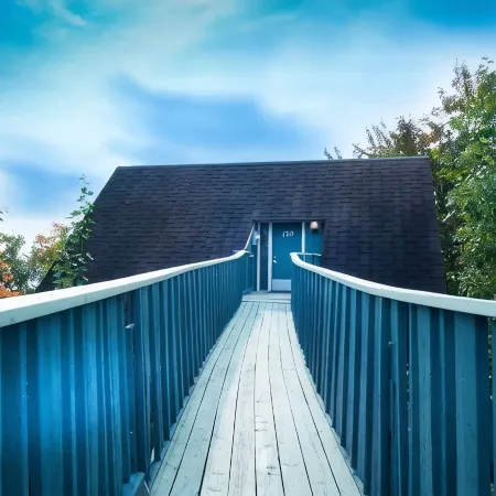 Chalet Mont-Sainte-Anne Отели в г. Бопре