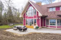 Shorewood Retreat Fall & Winter  - Lakefront Home Harbor Beach, MI - WiFi