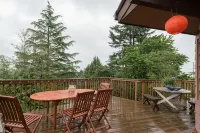 Tabor Hillside Retreat over the trees, walk to trails, and Montavilla cafes. - Jacuzzi
