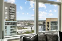 Luxury high rise condo with river and mountain views, walk to OHSU - วิวภูเขา