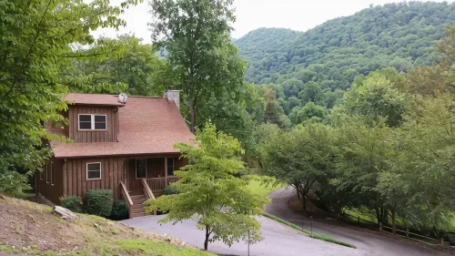 Cozy Maggie Valley Cabin near Cataloochee Ski Area, withhot tub. Bikers Welcome - Chalets