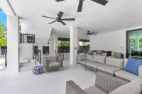 New!Luxurious & spacious waterfront 4 bedroom house in Marathon with endless fun