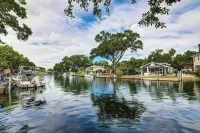 Tiki Tropical Retreat - directly on the clear Weeki Wachee River (not a canal) - 3つ星