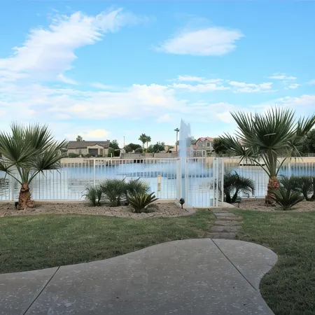 Lake House! Paddleboat, kayaks, fire pit, bikes, fish! fountain&mountain views!