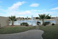 Lake House! Paddleboat, kayaks, fire pit, bikes, fish! fountain&mountain views!