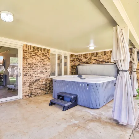 Total Privacy & Totally Private Hot Tub, 4 Bed, 3 Bath, 2 Car - Sleeps 14!!
