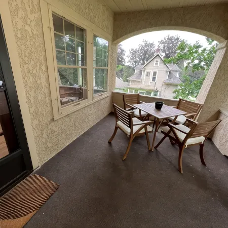 Renovated charmer in the heart of Decorah’s Park District Отели в г. Декора
