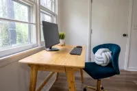 Retro Retreat: renovated 2BR, desk, no chore list! - Wifi