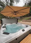 Rock House Retreat w/Hot Tub and Fireplace. Pet Friendly! - อ่างจากุชชี่