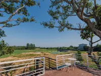 Red Bike Resort Hoteles en Phanom Sarakham District