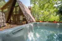 Enchanting Lake Texoma Cabin with Hot Tub
