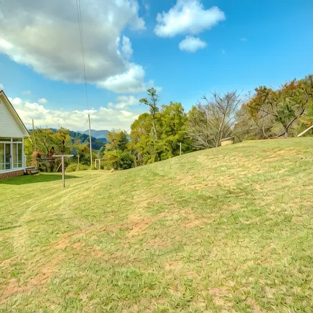 Huge! Mtn Home with lake and skiing nearby. Pets Considered!