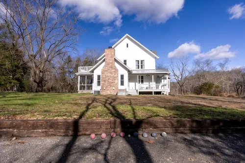 Creek-side retreat in the woods, perfect for families seeking quality time - Homestays